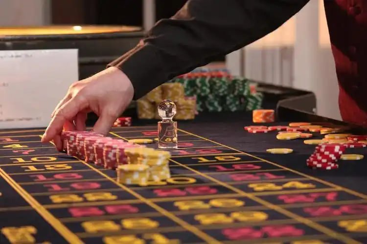 Dealer casino live sedang memandu permainan blackjack yang diakses lewat perangkat mobile